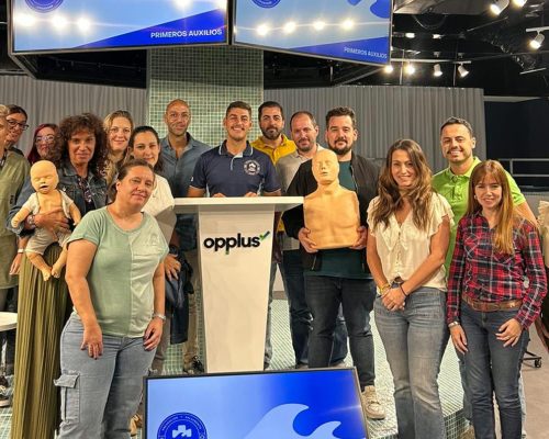 Grupo de alumnos de una formación de primeros auxilios de Grupo FASST en empresa, con maniquíes de prácticas